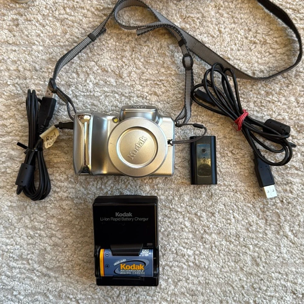 Vintage Kodak EasyShare Z612MP Zoom Digital Camera with/ Accessories